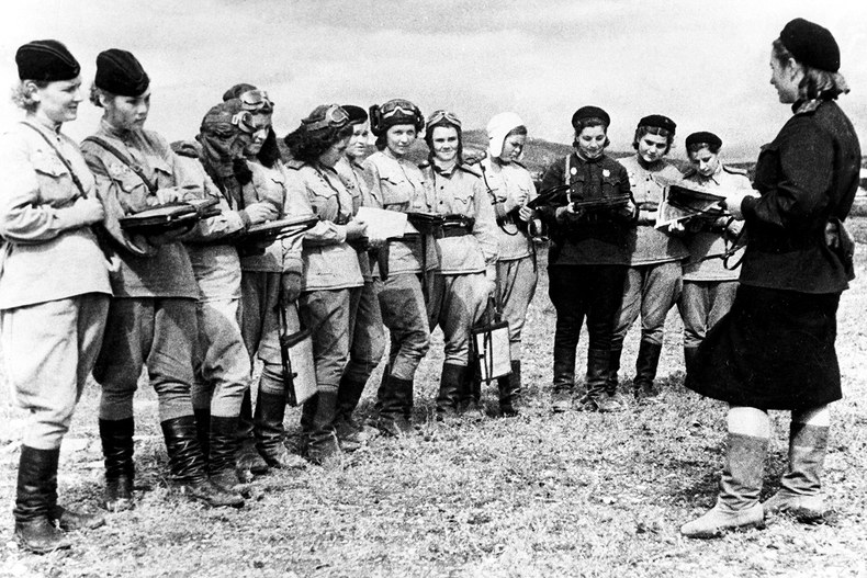 Раскова с командирами экипажей. 1943 г. 