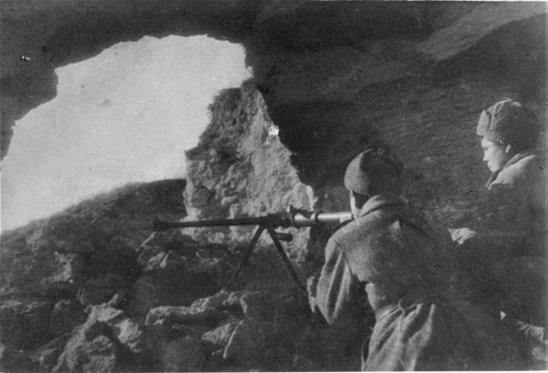 Бронебойщики Щеглов и Скуратов в засаде в районе Аджимушкайских каменоломен. 1943 г. 