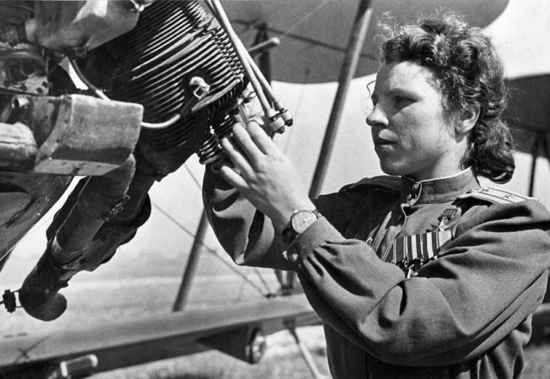 Майор Никулина у самолета. 1944 г.
