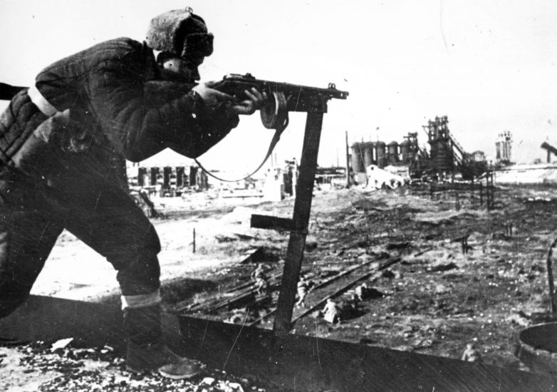Бой на территории металлургического завода им. Войкова в Керчи. 1943 г. 