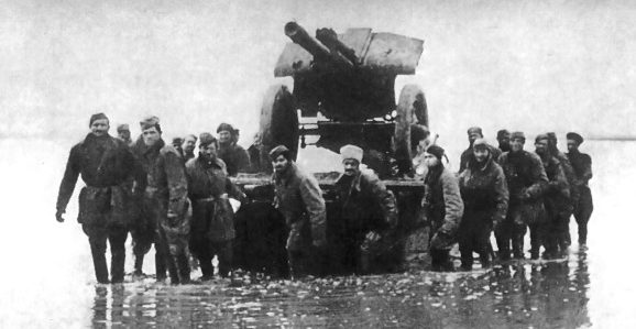Советские войска переправляются через Сиваш в Крым. Декабрь 1943 г. 