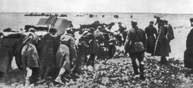 Советские войска переправляются через Сиваш в Крым. Декабрь 1943 г. 