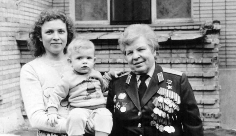 Евдокия Никулина с дочерью и внуком. 1987 г.