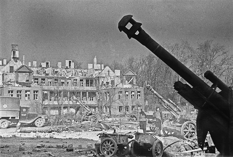 Разбитая немецкая техника. Май 1945 г. 