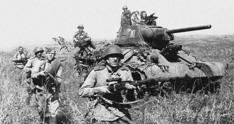 Советские мотострелки на ближних подступах к Крыму. 1944 г.