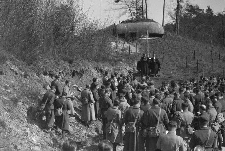 Солдаты 5-й французской армии присутствуют на мессе возле ДОТа «Линии Мажино» в Эльзасе. Октябрь 1939 г.