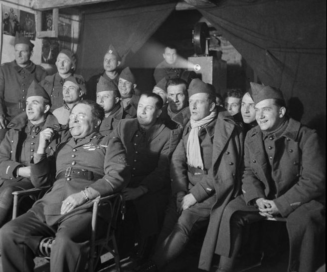 Солдаты 2-й и французской армии на киносеансе с армиями. Октябрь 1939 г. 