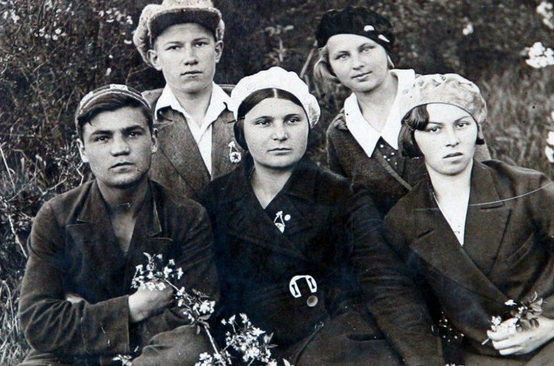 Носаль с учениками аэроклуба. 1941 г. 