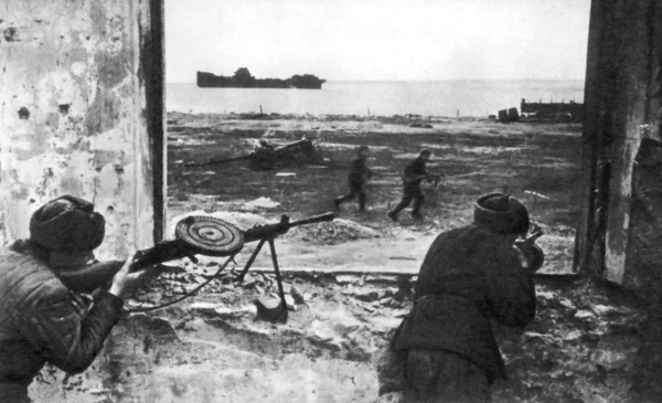 Бойцы 16-го стрелкового корпуса ведут бой в Керчи. Апрель 1944 г.