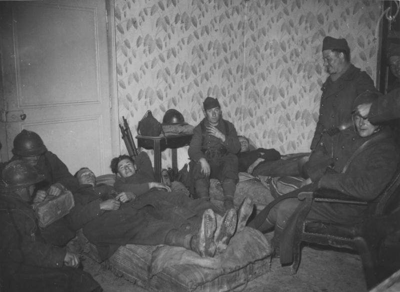 Французские солдаты отдыхают в комнате дома на Западном фронте. Ноябрь 1939 г.