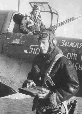 Одинцов со своим стрелком у самолета. 1944 г. 