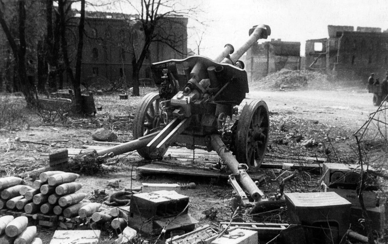 Брошенные немецкие орудия. Май 1945 г. 