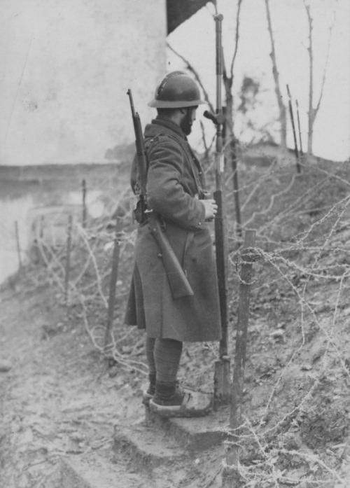 Французский солдат на наблюдательном пункте. Ноябрь 1939 г.