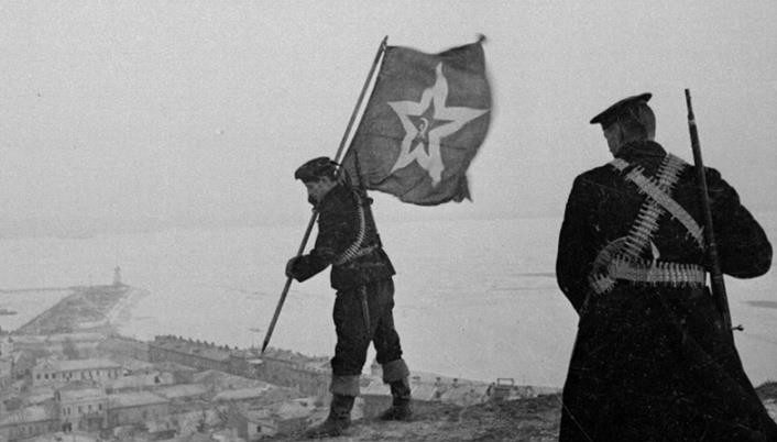 Советские морские пехотинцы устанавливают гюйс на горе Митридат в Керчи. Апрель 1944 г. 