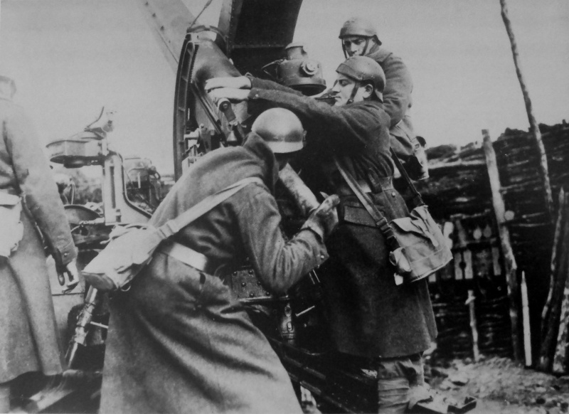 Расчет французской 75-мм зенитной пушки на позиции в районе Нанси. Декабрь 1939 г. 