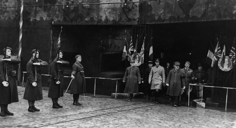 Командующий франко-британскими силами на Западном фронте генерал Морис Гамелен и король Великобритании Георг VI у бункера форта «Хакенберг» на линии Мажино. 9 декабря 1939 г. 