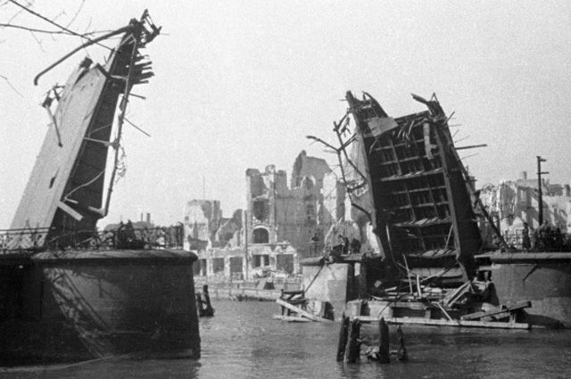 Разрушения в городе. Май 1945 г. 