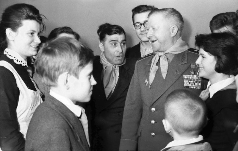 Генерал Родимцев в школе. 1970 г.