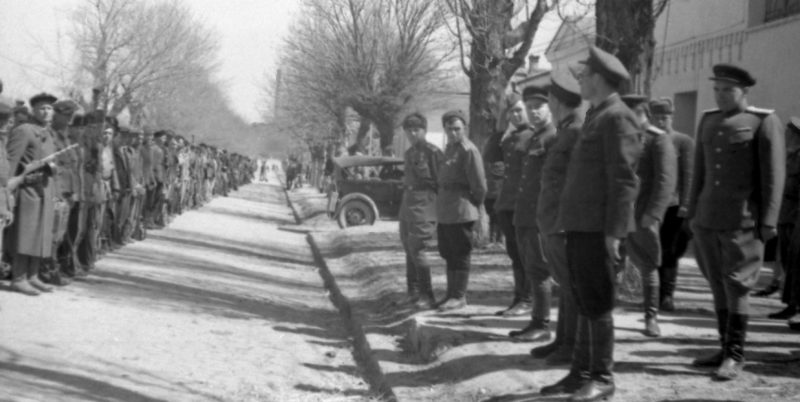 Партизаны в освобожденном Симферополе. Апрель 1944 г.