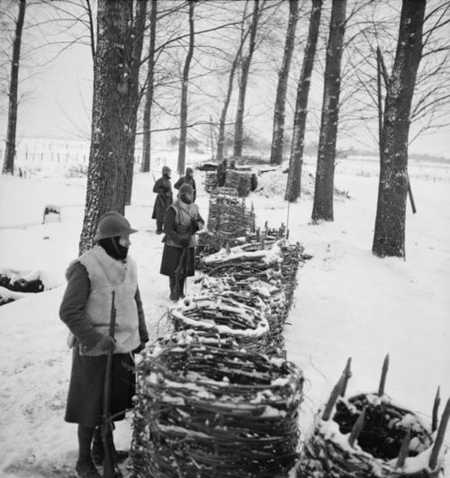 Солдаты 2-й французской армии на позициях вдоль бельгийской границы. Февраль 1940 г.