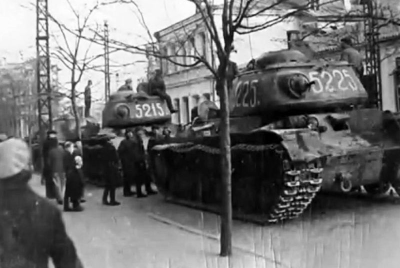 Тяжелые танки КВ-85 из 1452-го самоходно-артиллерийского полка на улице Евпатории. Апрель 1944 г.