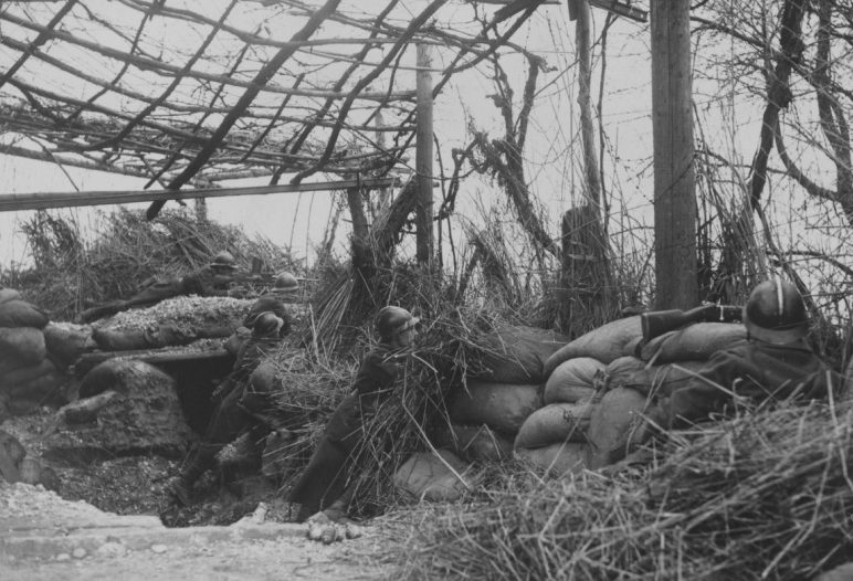 Французские солдаты на позициях. Февраль 1940 г.