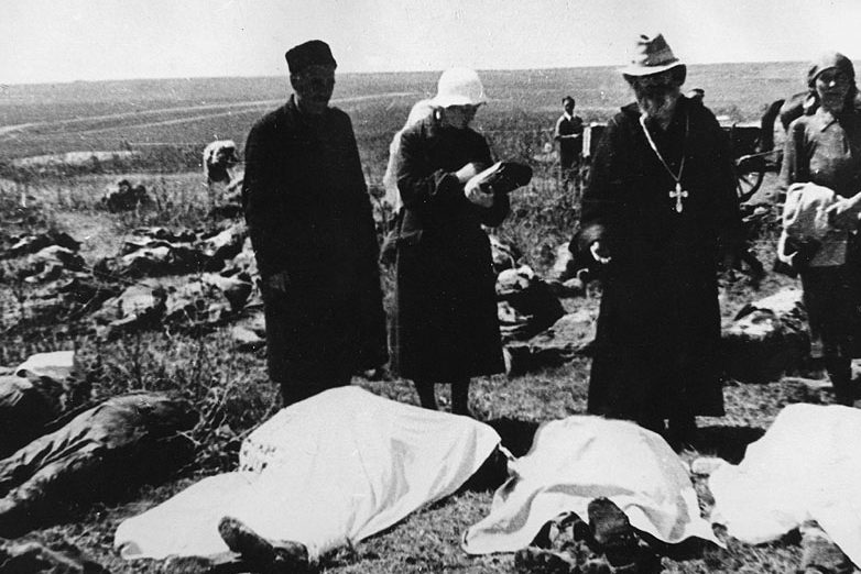 Эксгумация тел на месте концлагеря на территории совхоза «Красный» под Симферополем. 1944 г. 