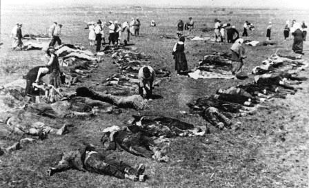 Эксгумация тел на месте концлагеря на территории совхоза «Красный» под Симферополем. 1944 г. 