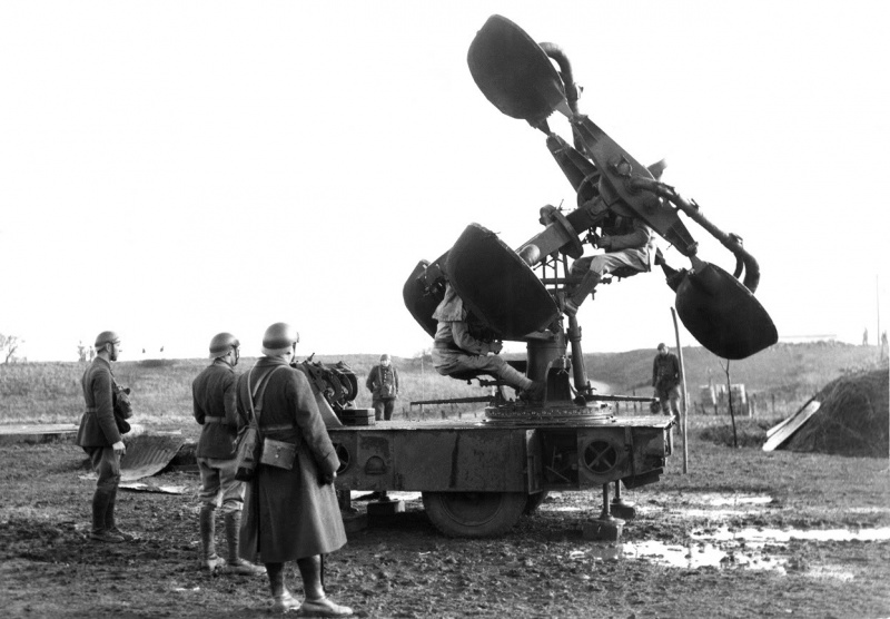 Солдаты французской армии у акустического локатора. Март 1940 г.