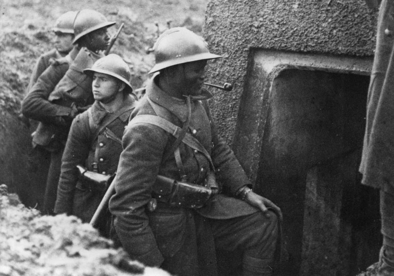 Французские солдаты у бункера на Западном фронте. Март 1940 г. 
