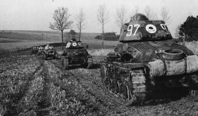 Колонна французских танков «Hotchkiss H35» в районе франко-бельгийской границы. Апрель 1940 г.