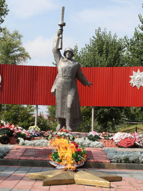ст-ца. Алексеевская. Памятник по улице Красногвардейской, установленный на братской могиле советских воинов, умерших в полевом госпитале №27 во время войны.