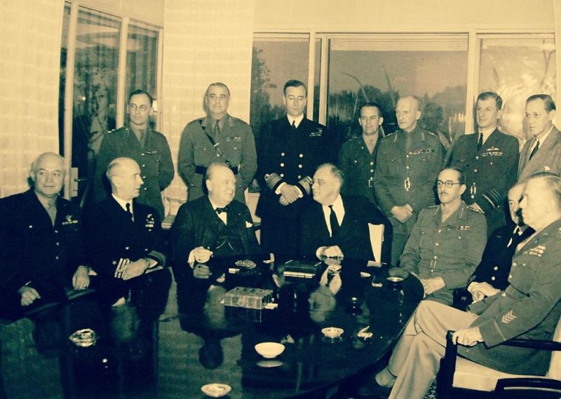 Ф. Д. Рузвельт и У. Черчилль на Касабланкской конференции в окружении членов Объединённого комитета начальников штабов.