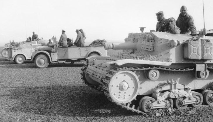 Итальянские танки на марше. 1942 г. 