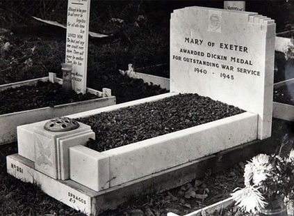 Голубка Мэри Эксетер и могила, где она была почетно захоронена.
