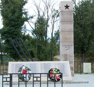  х. Старенький Среднеахтубинского р-на. Памятник, установленный на братской могиле, в которой похоронено 150 советских воинов.