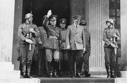 Антонеску и Гитлер выходят из Фюрербау (Мюнхен). 10 июня 1941 г. 