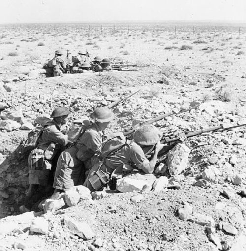 Австралийские солдаты на передовых позициях перед Тобруком.