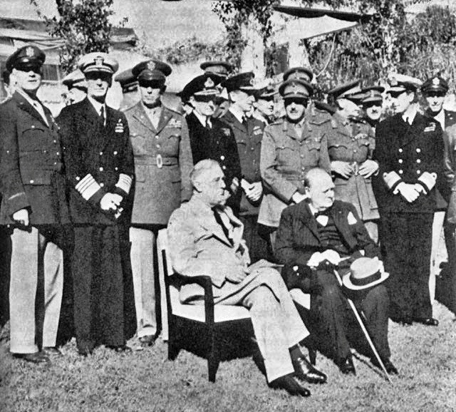 Ф. Д. Рузвельт и У. Черчилль на Касабланкской конференции в окружении членов Объединённого комитета начальников штабов. 