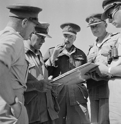 Генерал-майор Нил Ричи с командирами подразделений. 31 мая 1942 года.