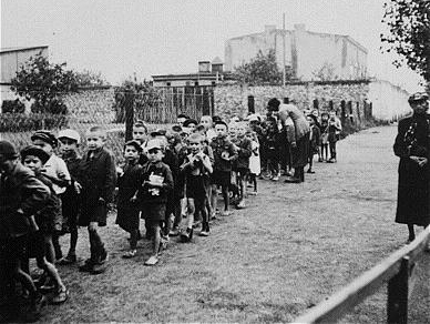 Отправка детей из гетто Лицманштадта в лагерь смерти Кульмхоф. 1942 г. 