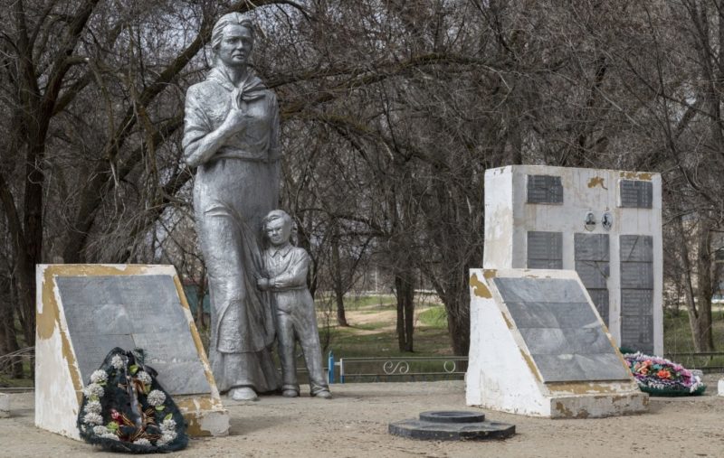 с. Заплавное Ленинского р-на. Памятник не вернувшимся с войны, установленный возле Дома культуры.