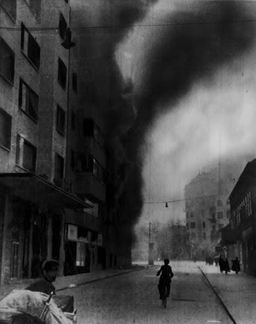 Пожар в Белграде после немецкой бомбардировки 6 апреля 1941 г.