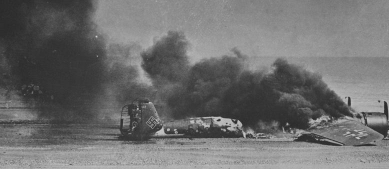 Догорающий в полосе прибоя немецкий бомбардировщик Do-17.