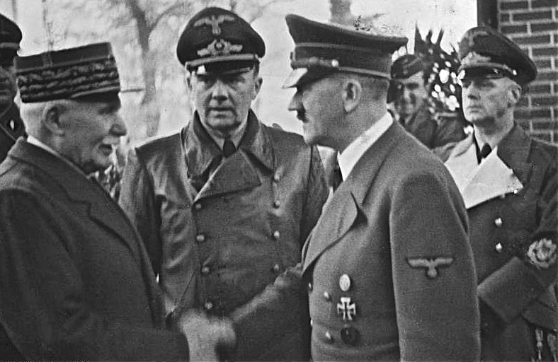 Петен приветствует Гитлера в Монтуар-сюр-ле-Луар. 24 октября 1940 г.