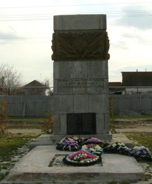 п. Береславка-Рокотино Калачевского р-на. Памятник, установленный на братской могиле, в которой похоронено 49 советских воинов.