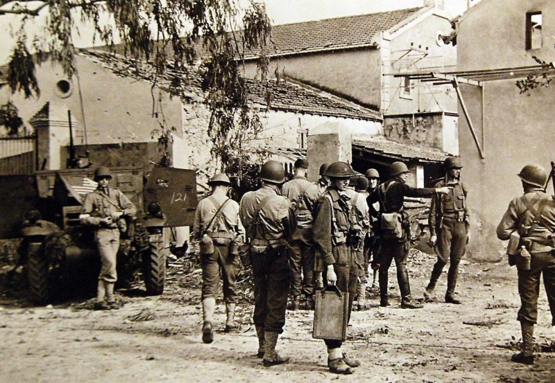Американцы солдаты на улице Орана.