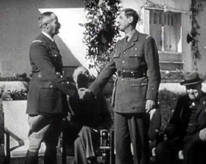 Лидеры Свободных французских сил: генерал Анри Жиро (слева) и генерал Шарль де Голль (справа) на конференции в Касабланке.