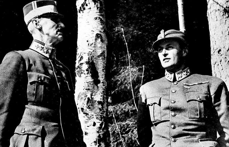 Король Норвегии Хаакон и наследный принц Олав прячутся в лесу во время бомбардировки Люфтваффе. Апрель 1940 г.