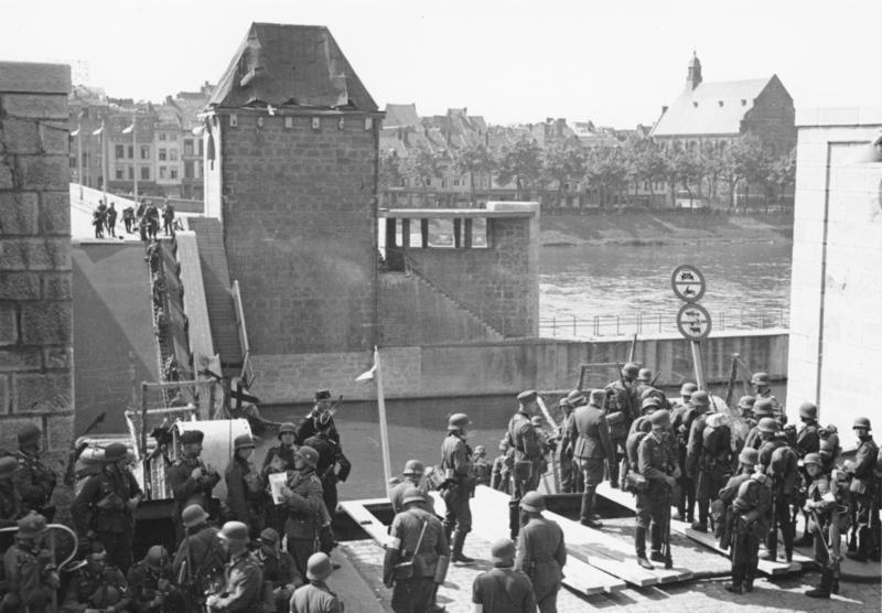 Захват немецкими войсками моста в Маастрихте.